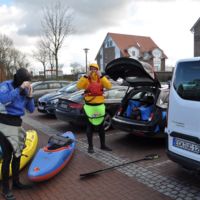Wellen surfen an der Seebrücke Schönberg